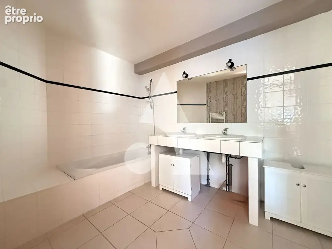 Appartement Lons Le Saunier - 2 chambres - photo 6