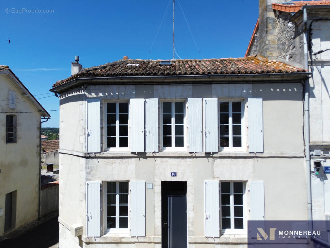 Maison à BARBEZIEUX-SAINT-HILAIRE