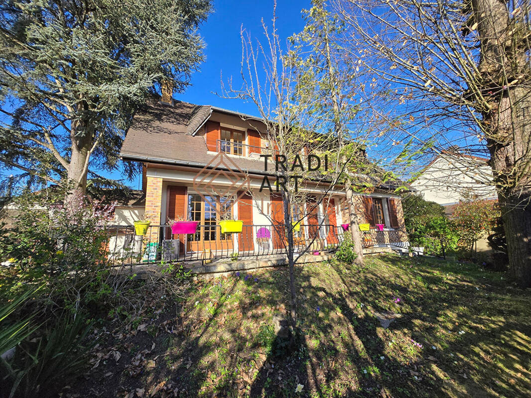 Maison à SAINTE-GENEVIEVE-DES-BOIS