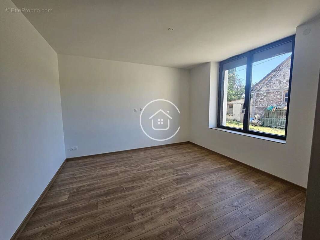Ancienne propriété rénovée avec dépendances et vaste terrain - photo 9