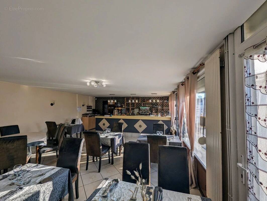 Commerce à LONGUEIL-ANNEL