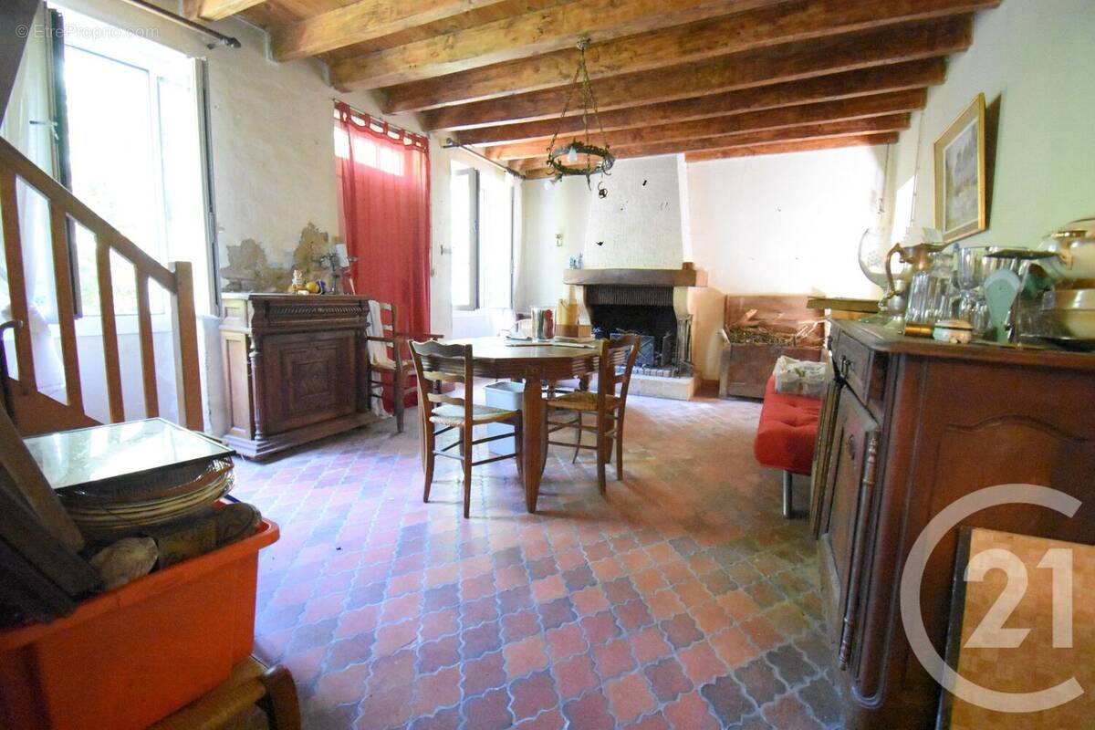 Maison à SAINT-REMY-EN-ROLLAT