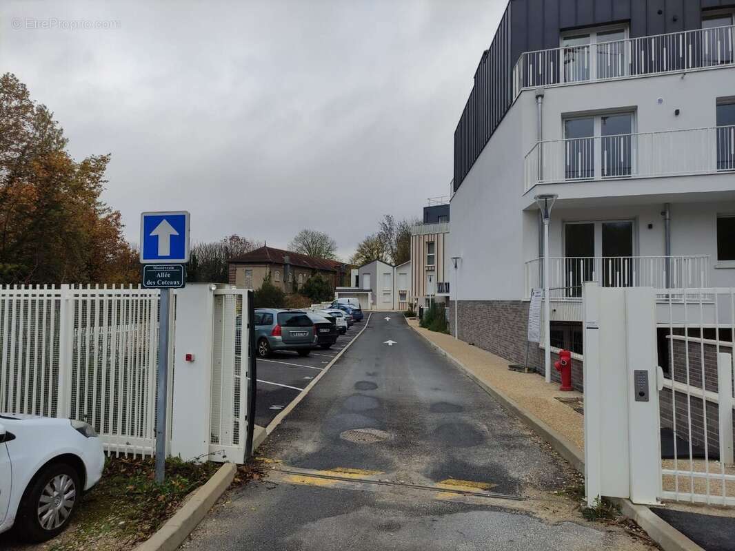 Parking à MONTEVRAIN