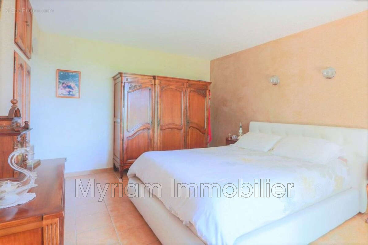 Maison à SAINT-CEZAIRE-SUR-SIAGNE