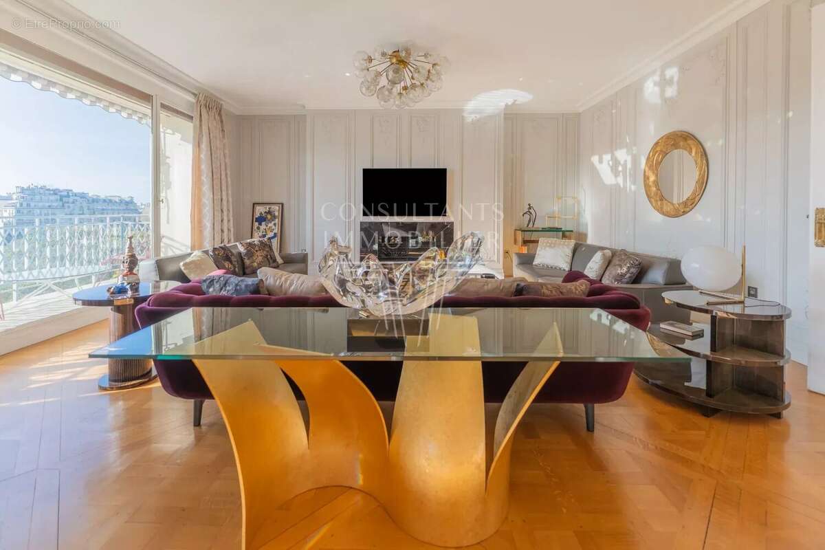 Appartement à PARIS-16E