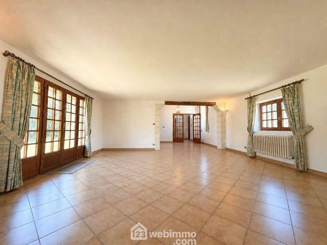 La salle à manger pour y recevoir vos convives - Maison à LAVAL-EN-LAONNOIS