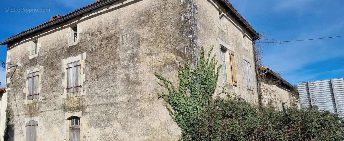 Maison de village à rénover avec ancien magasin - photo 2