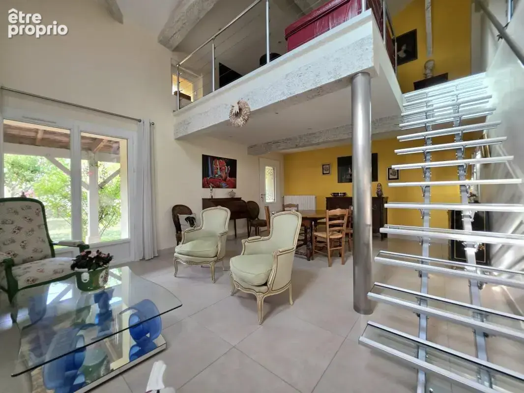 Maison en pierre de caractère à Lamothe-Landerron 214 m², piscine et fort potentiel professionnel - photo 5