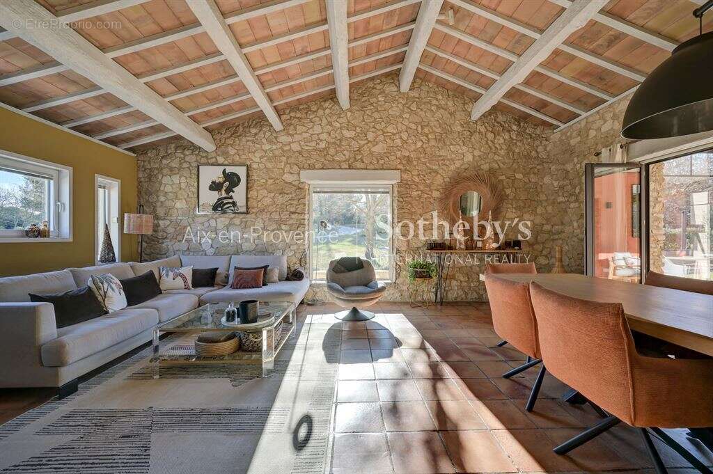 Maison familiale de 200 m² sur 6 256 m² de terrain - à proximité d'Aix-en-Provence - photo 6
