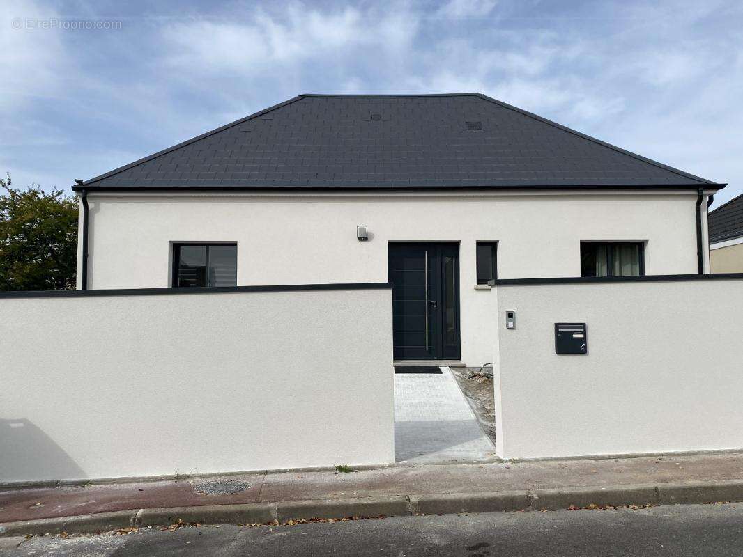 Maison 130 m² à Saint-Jean-De-La-Ruelle  - photo 10