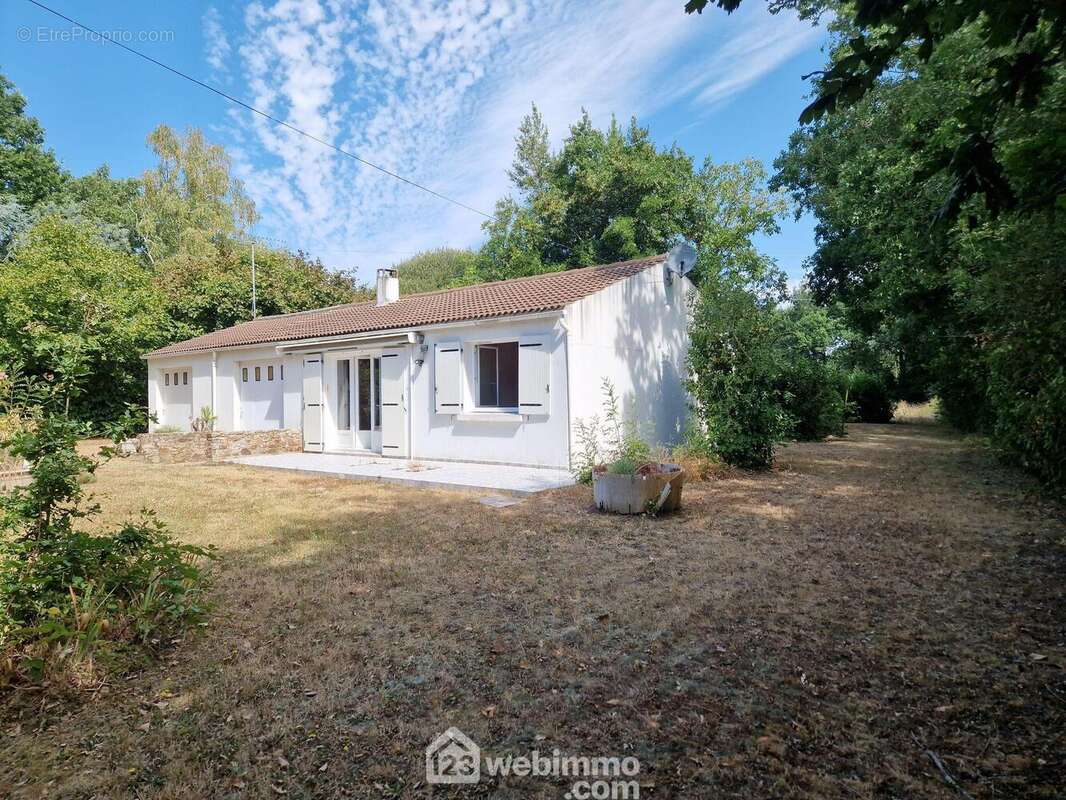 Maison 75 m² à Saint-Georges-De-Pointindoux  - photo 2