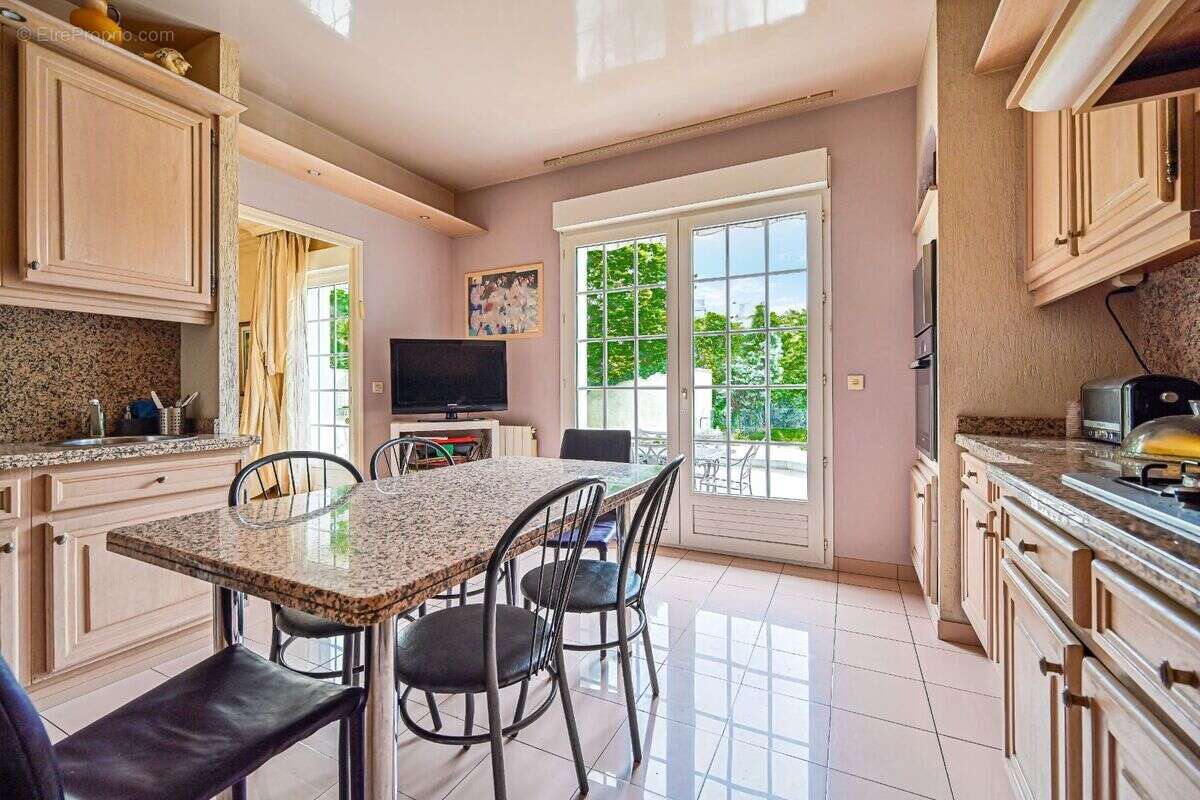 Maison 290 m² à Creteil  - photo 2