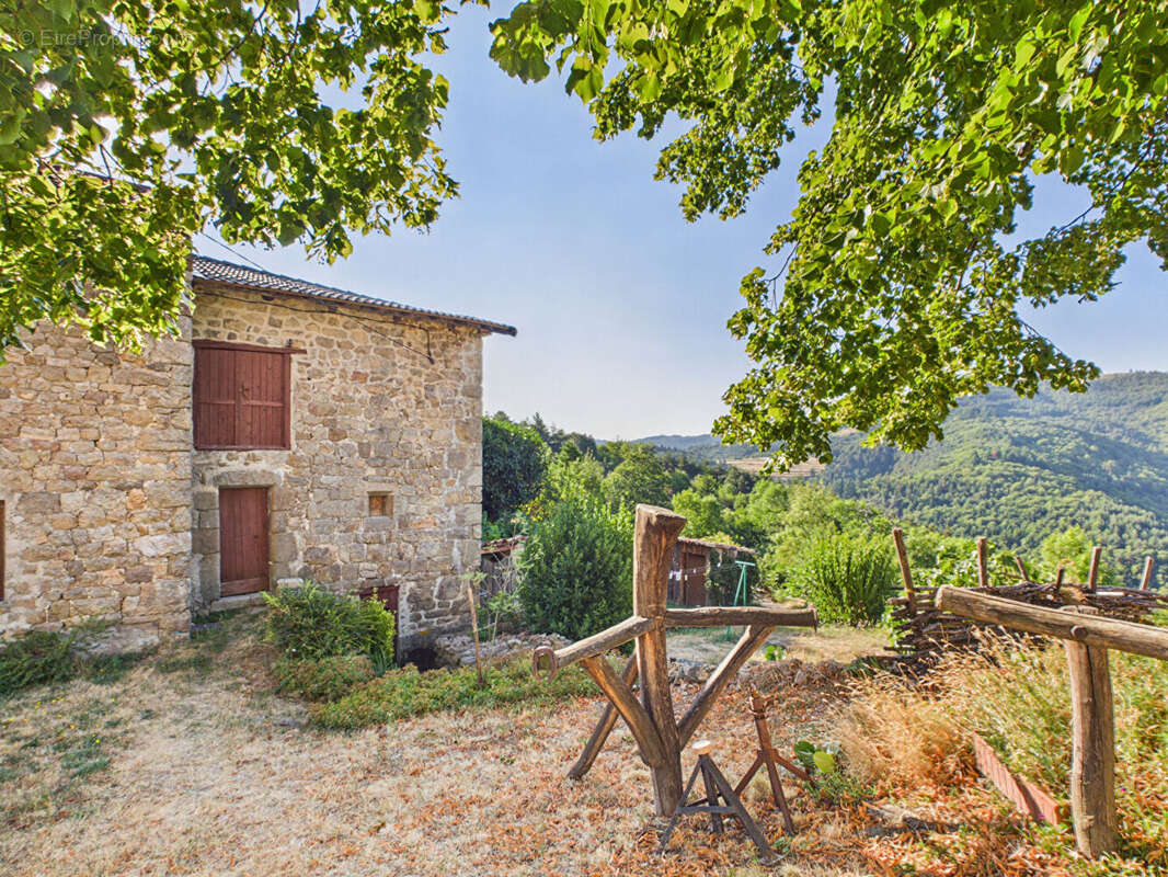 Maison au coeur d'un hameau avec dépendance et vaste terrain à Desaignes - photo 11