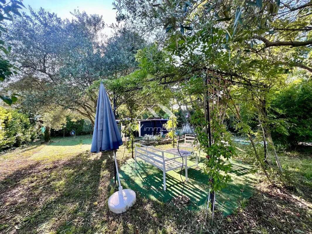 Maison à SAINT-JULIEN-LES-ROSIERS