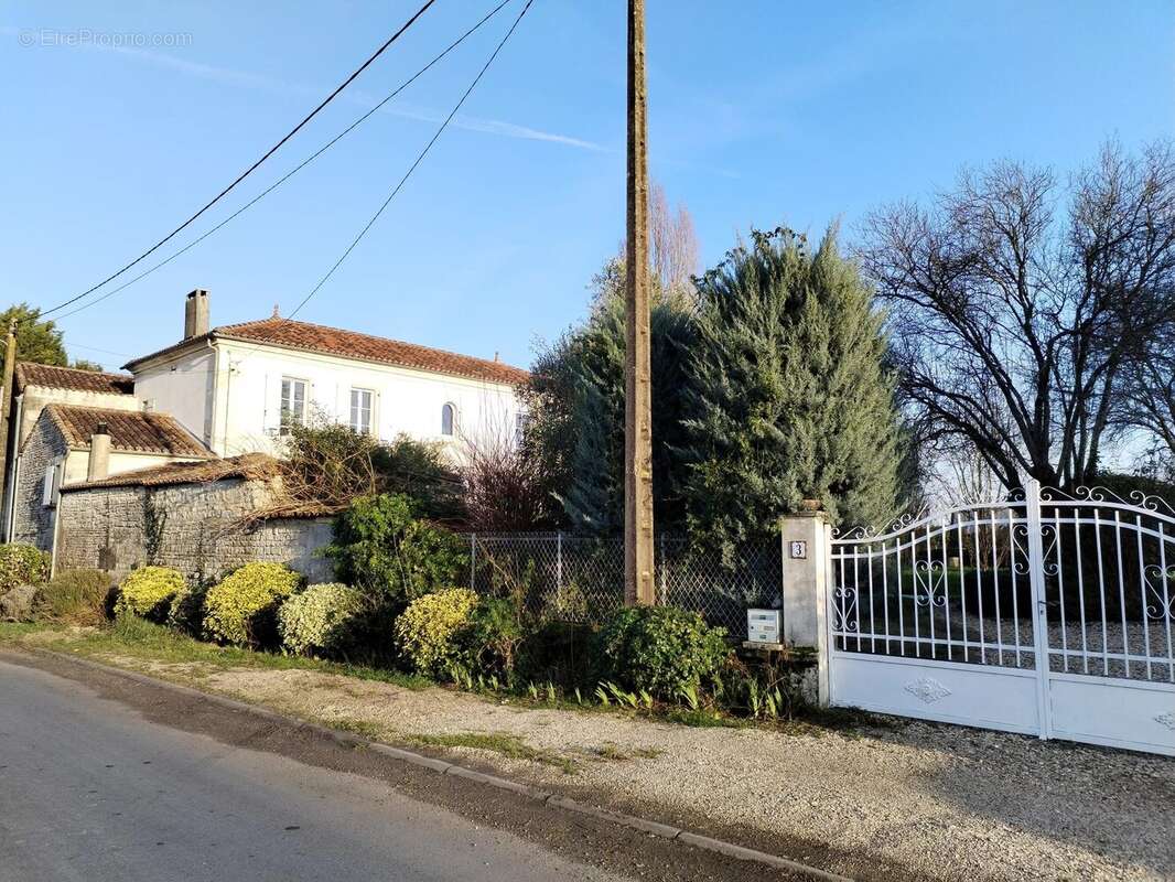 Maison de caractère avec espaces polyvalents, à quinze minutes de Cognac - photo 2