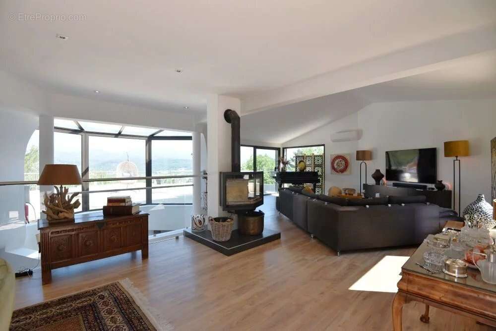 Maison à TOURRETTES