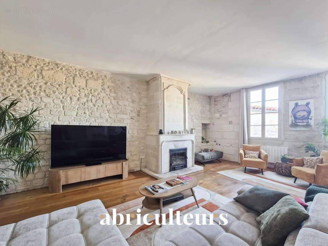 Duplex de caractère avec cheminée en vente à Saintes Centre (17100) - photo 2
