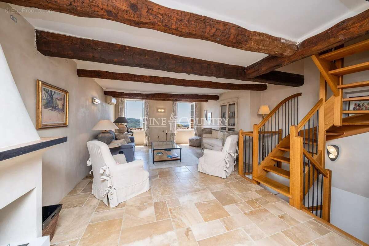 À vendre – Coeur de MOUGINS VILLAGE - Ensemble unique de deux maisons avec vue mer - photo 17