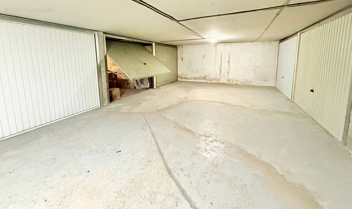 Parking à ROQUEBRUNE-CAP-MARTIN