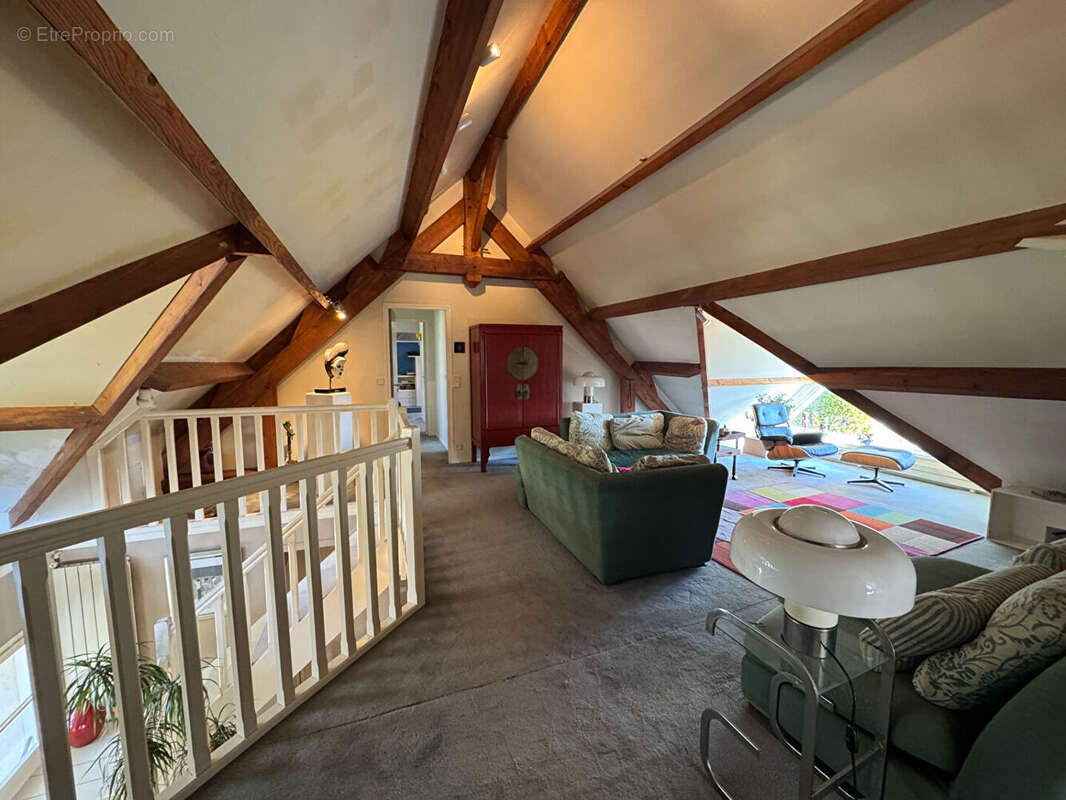 Très belle maison d'architecte avec environnement exceptionnel Proche Thoiry 8 pièces 277 m2 - photo 7