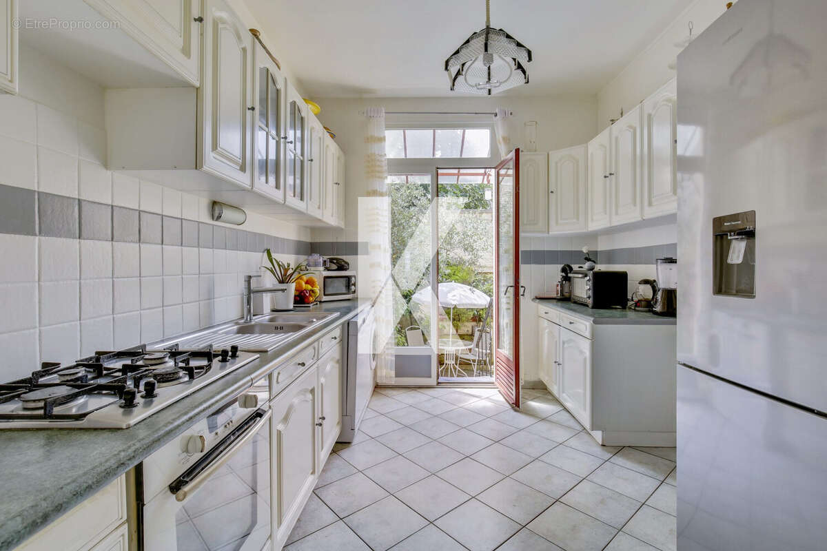 Cuisine donnant sur terrasse  - Maison à ARGENTEUIL