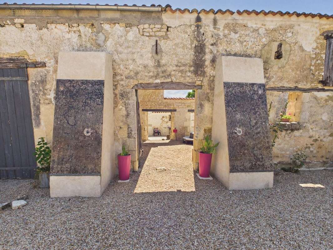 Maison rénovée en gardant tous les élements de l'époque, et commerces à pied! - photo 17