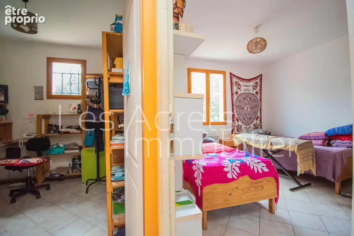 Maison au calme avec 4 chambres, grand terrain et superbe potentiel - photo 14