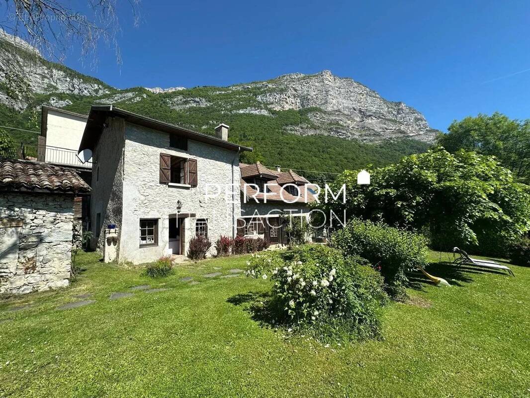 COUP DE CŒUR : Maison en pierre d'environ 170 m² - photo 2