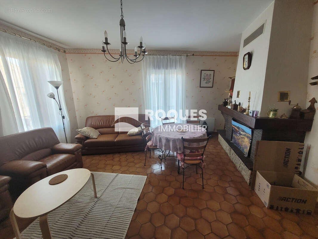 Au POUJOL SUR ORB , maison de village environ 150 m2 habitable divisé en 2 appartements, grand garage, et une - photo 6