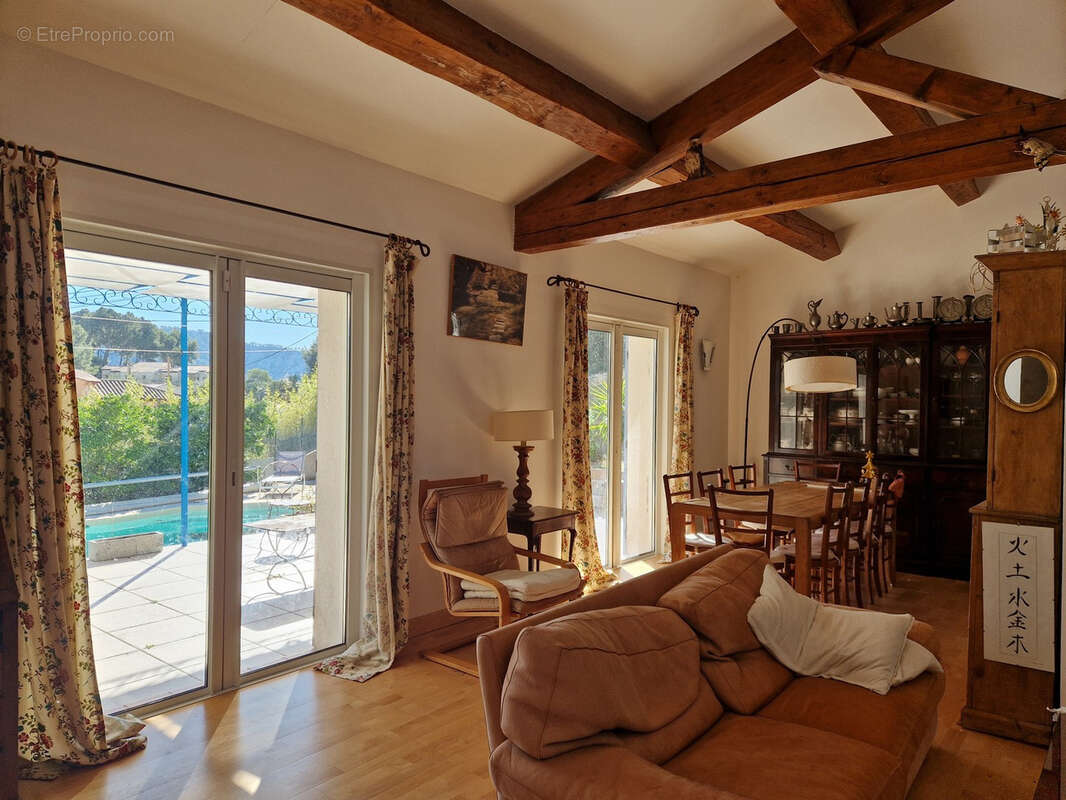 Maison à LE REVEST-LES-EAUX
