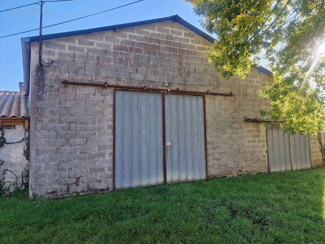 Maison en pierre à rénover avec dépendances et grand terrain de 5200m2 - photo 2