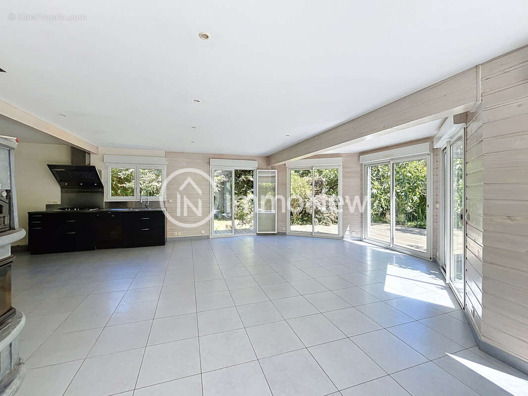 Maison familiale 160 m2   Terrain 1 900 m2 - JULLOUVILLE 50610 - photo 6