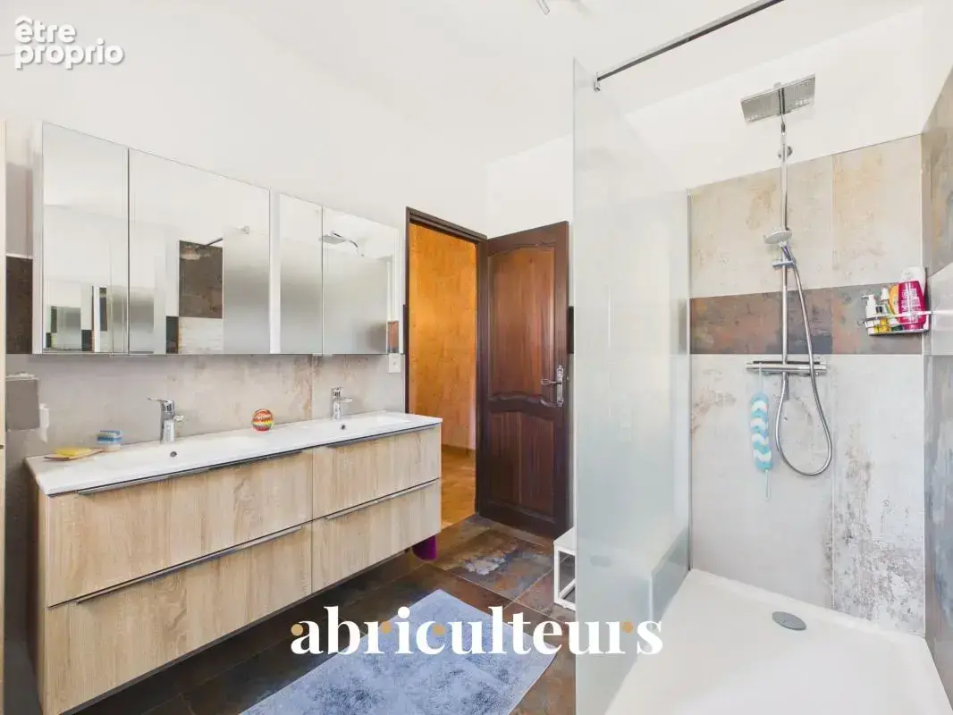 Maison familiale de 198 m² avec T2 indépendant, jardin et garage à Charleval - photo 14