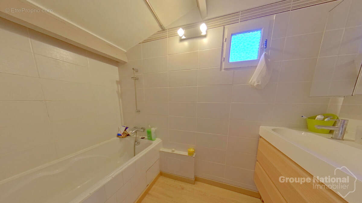 Maison à SAINT-MITRE-LES-REMPARTS