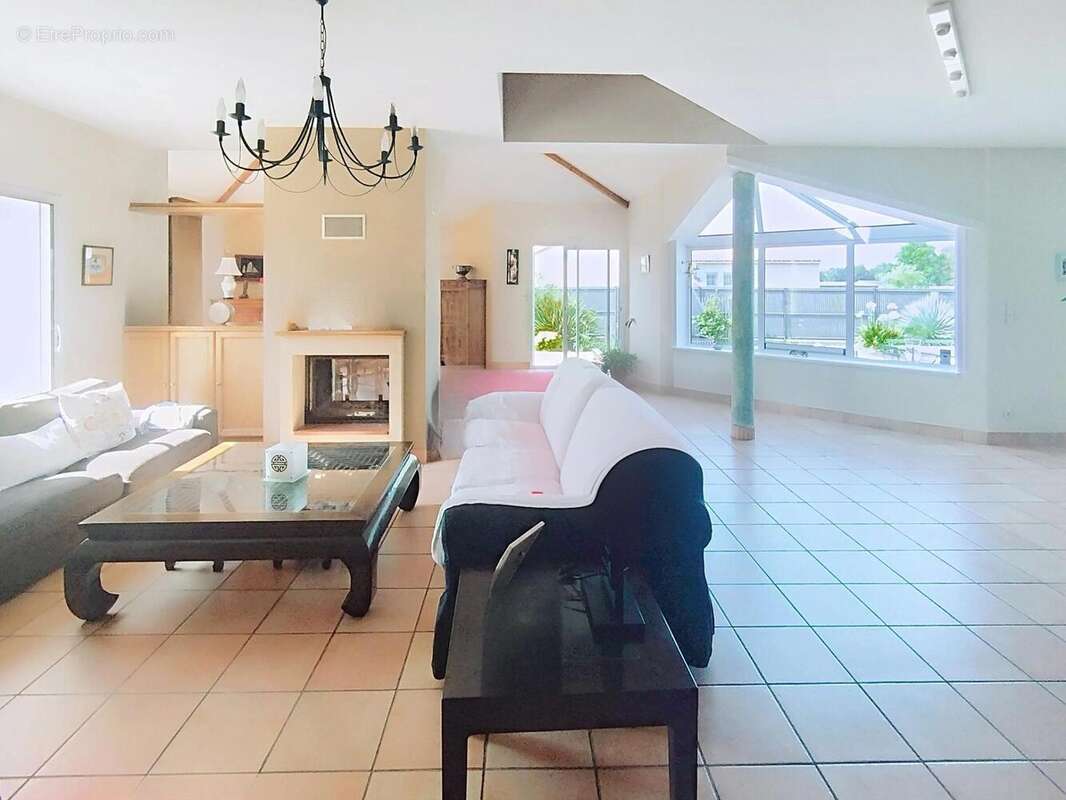 Maison 237 m² à Saint-Leger-Les-Vignes  - photo 4