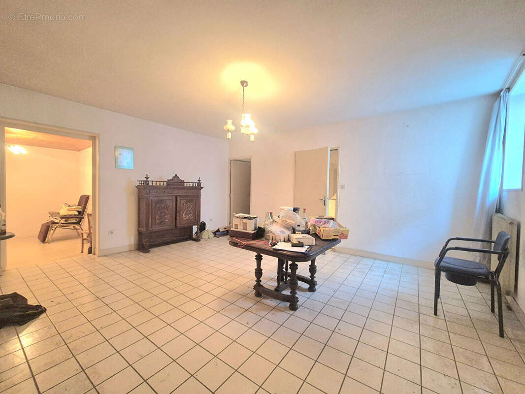 MIREFLEURS / Maison T5 de 115 M2, cour et nombreuses dépendances ! - photo 10