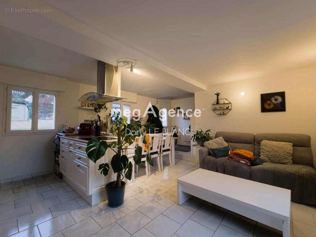 Appartement à JOUY