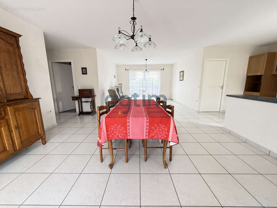 MONTAIGU, Centre, en lotissement: Maison de plain pied, 93m2 habitables, 2 chambres, garage, terrain clos - photo 8