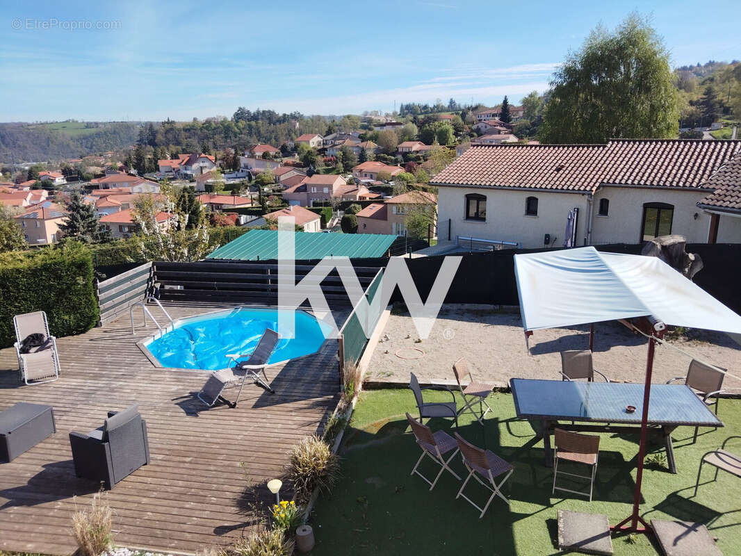 Maison à LE CHAMBON-FEUGEROLLES