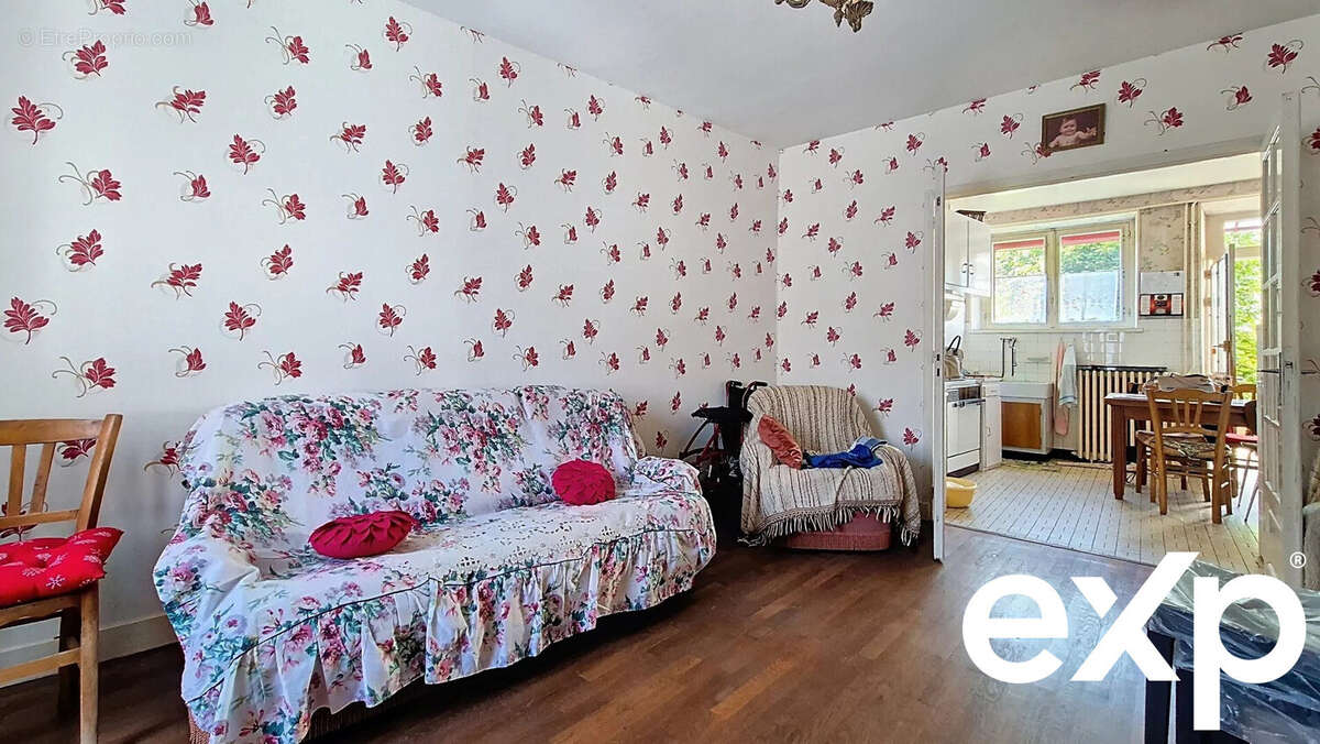 Maison à LA JONCHERE-SAINT-MAURICE