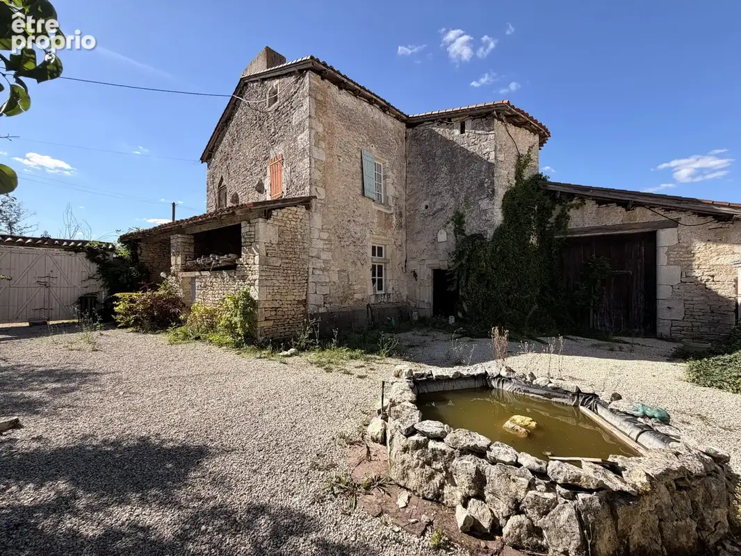Charmante propriété en pierre avec tour, caractère et potentiel d’aménagement, proche de Champagne-Mouton - photo 15
