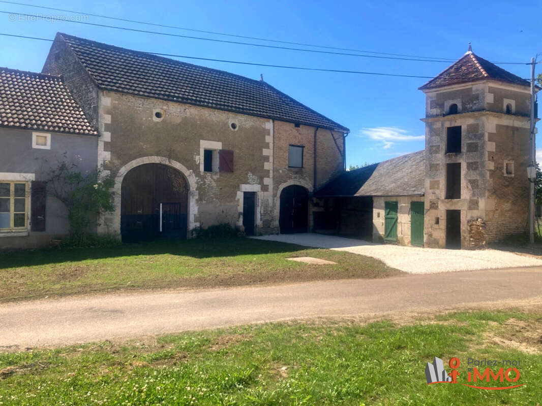Maison à SOUGERES-EN-PUISAYE
