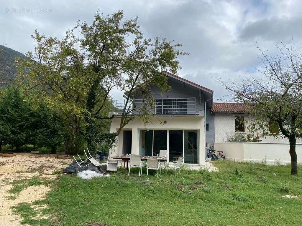 Maison à VEUREY-VOROIZE