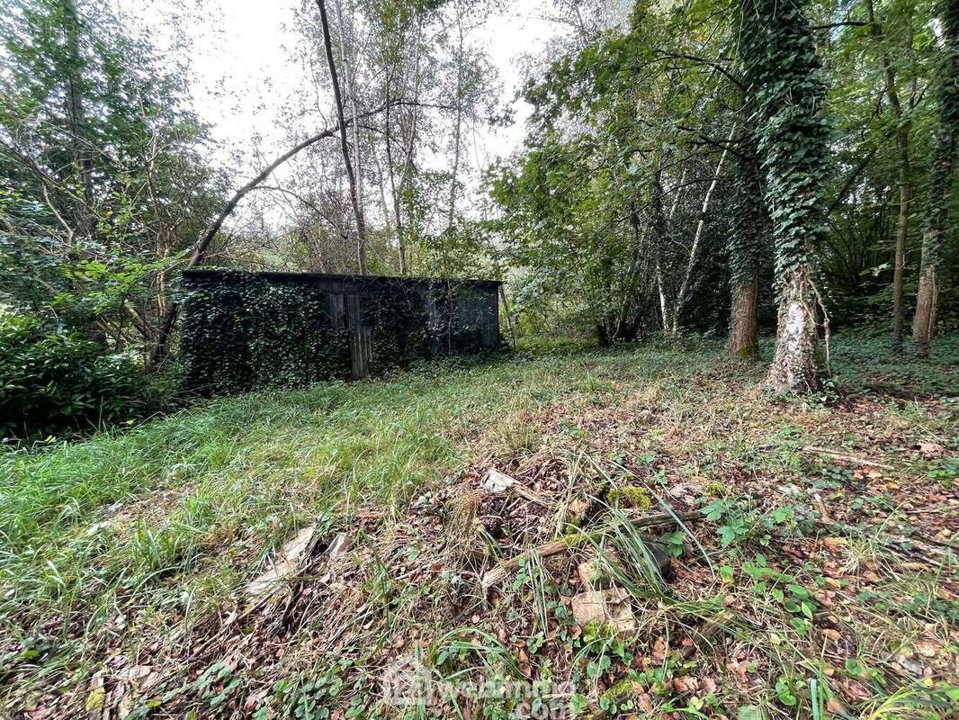 Vous apprécierez également ce bâtiment très pratique - Terrain à CHAILLEVOIS