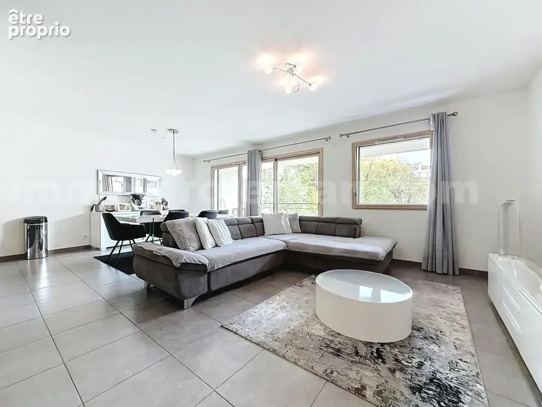 Appartement_T3_Annemasse_belle_superficie_proximitée_frontière_Suisse_tram_Ceva_direction_GENEVE_Frontaliers_Salon_Séjour_