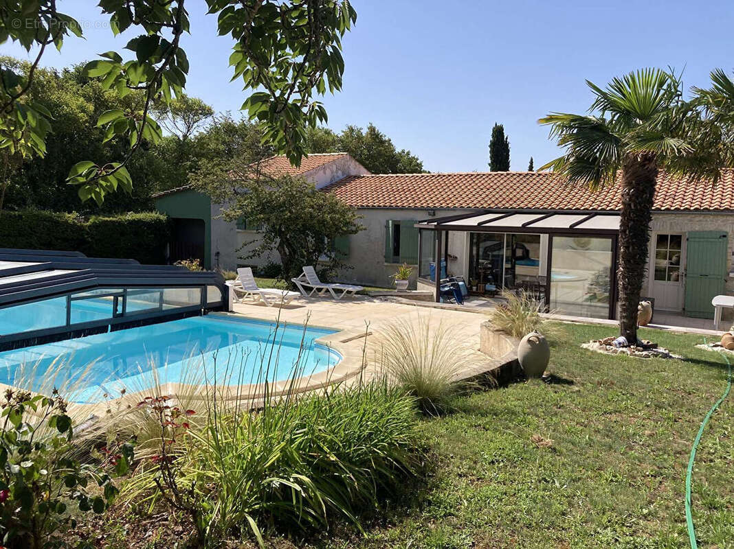 Maison Nieul sur Mer, 3 chambres, 3 garages, piscine, dépendances. - photo 16