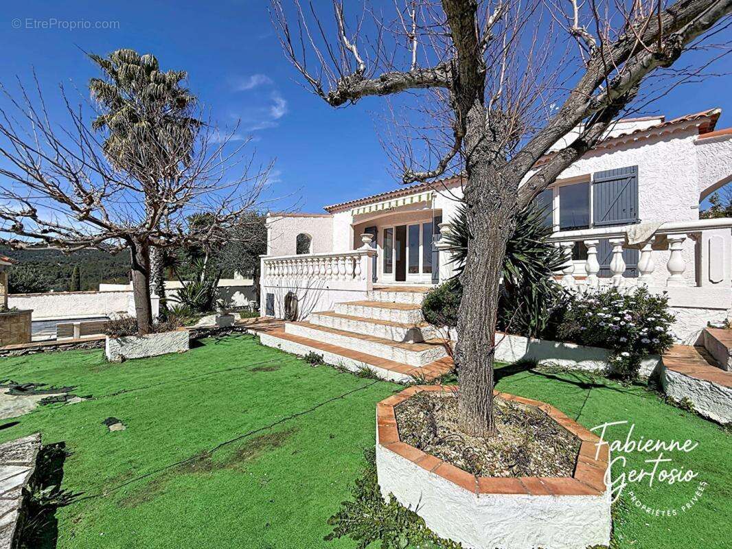 Maison à CEYRESTE
