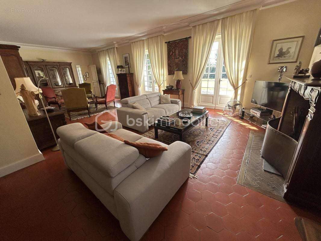 Superbe propriete - parc - dependance - piscine - double garage - photo 9