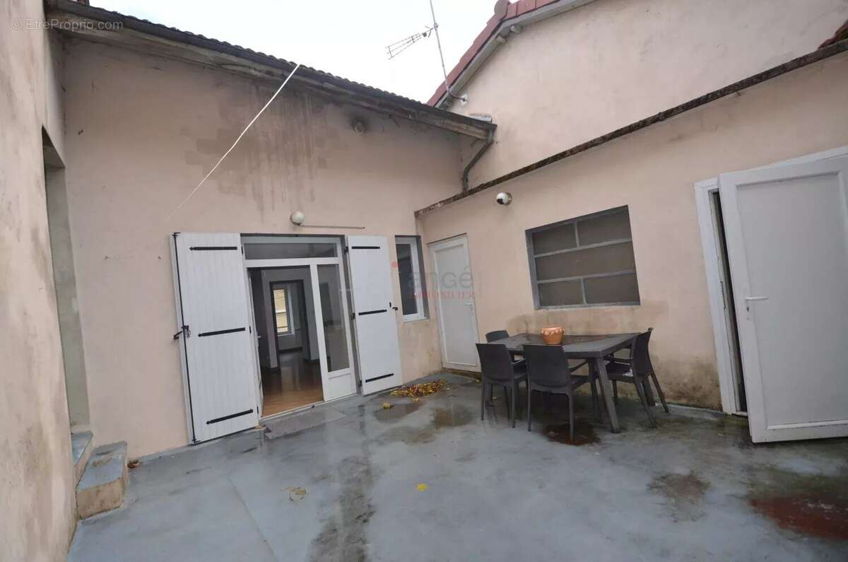 Appartement à NEUVILLE-SUR-AIN