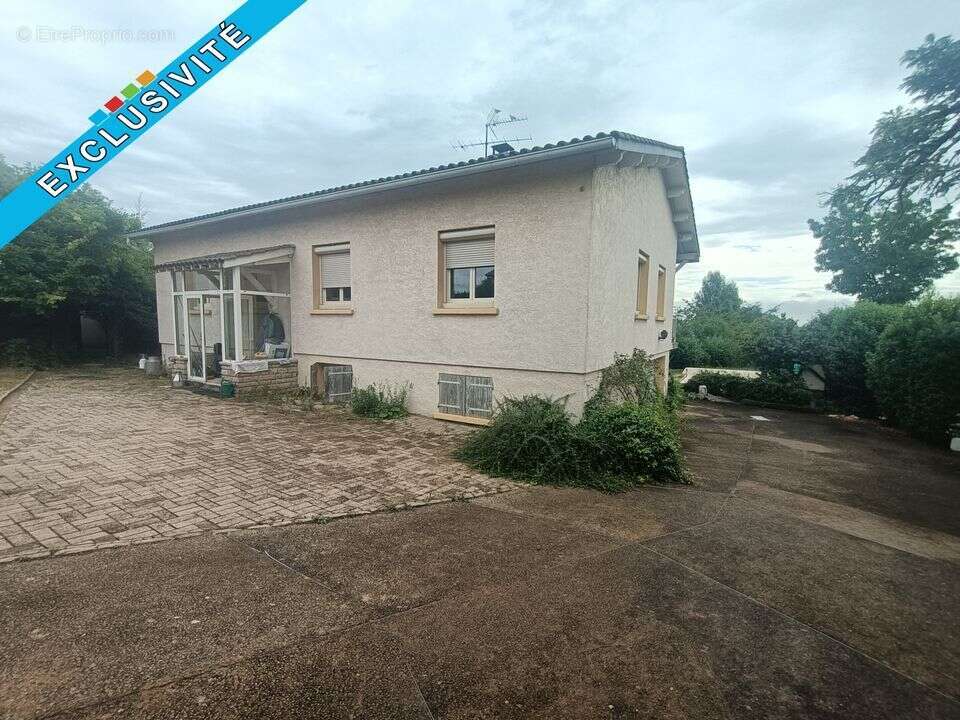 A SANCE MAISON 7 PIECES DE 140 M² AVEC PISCINE SUR TERRAIN DE - Maison à SANCE